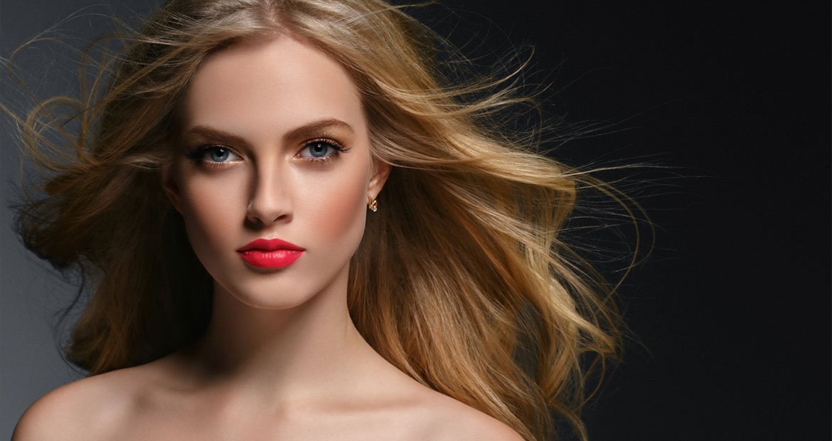 mulher branca com cabelo em tom de loiro natural